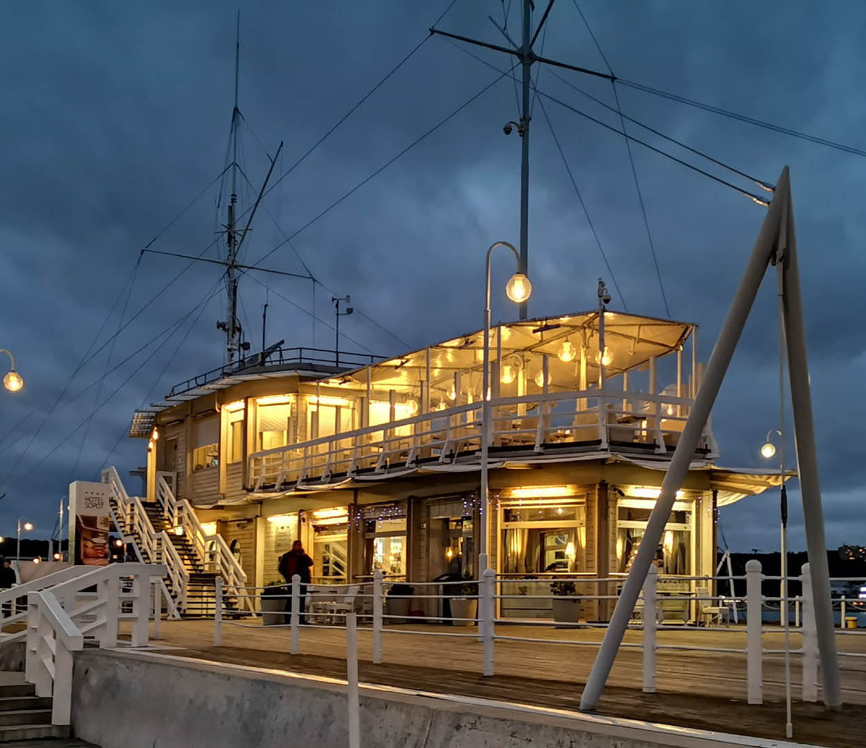 Restauracja Meridian na końcu molo